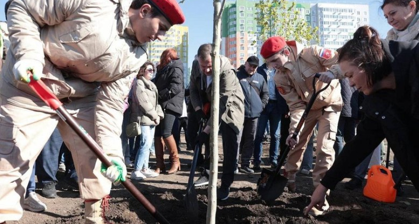 Губернатор Слюсарь лично высадил 160 деревьев в новом парке Победы в Левенцовском