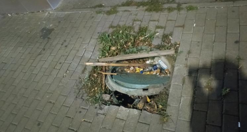 Провалившийся люк на Буденновском превратился в мусорную яму за месяц