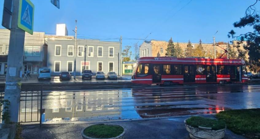 Трамвай №5 сбил женщину на пешеходном переходе в утренний час пик в Таганроге
