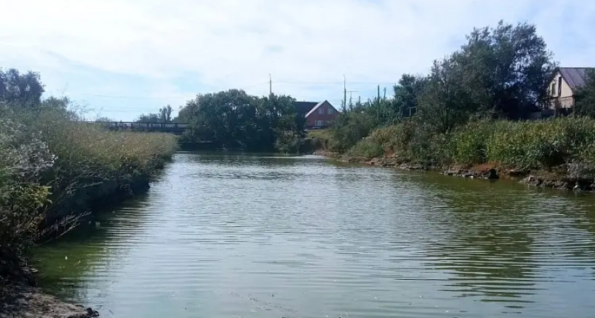 Рвы к пруду Журавка засыпали после проверки, но рыбалку запретили табличками