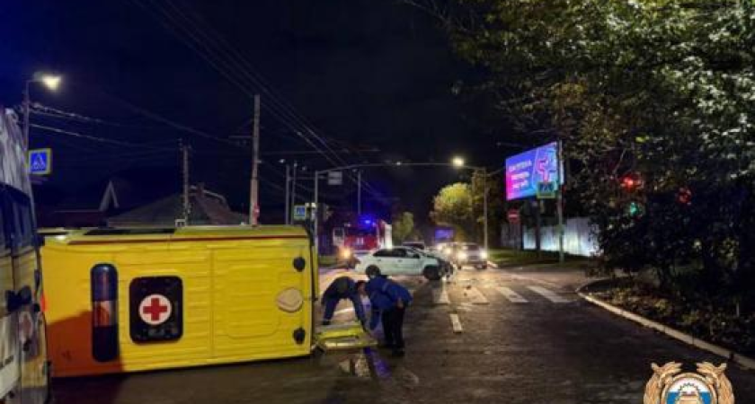 Скорая помощь перевернулась после столкновения с Volkswagen в Ростове: трое пострадавших