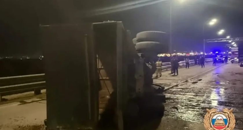 КамАЗ с прицепом на скорости протаранил стоящий грузовик на выезде из Ростова: один в огне, другой опрокинут