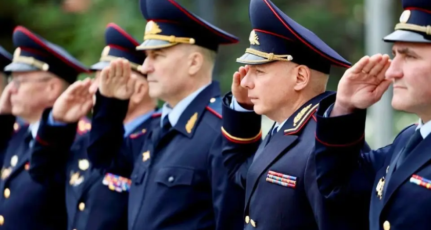 Генерал-лейтенант Речицкий возложил цветы к памятнику солдатам правопорядка Дона в День памяти погибших