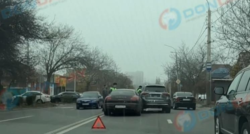 Porsche и Mercedes разбились на улице Мадояна: ремонт влетит в копеечку