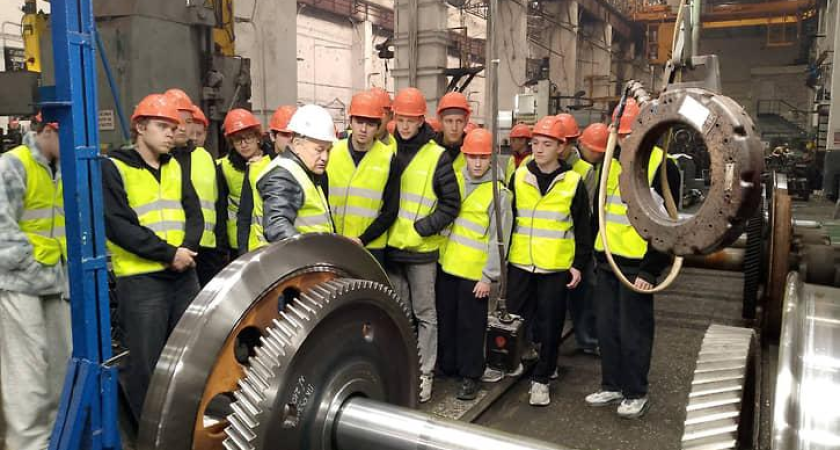 620 школьников и студентов учились делать высоковольтные кабели на электровозоремонтном заводе