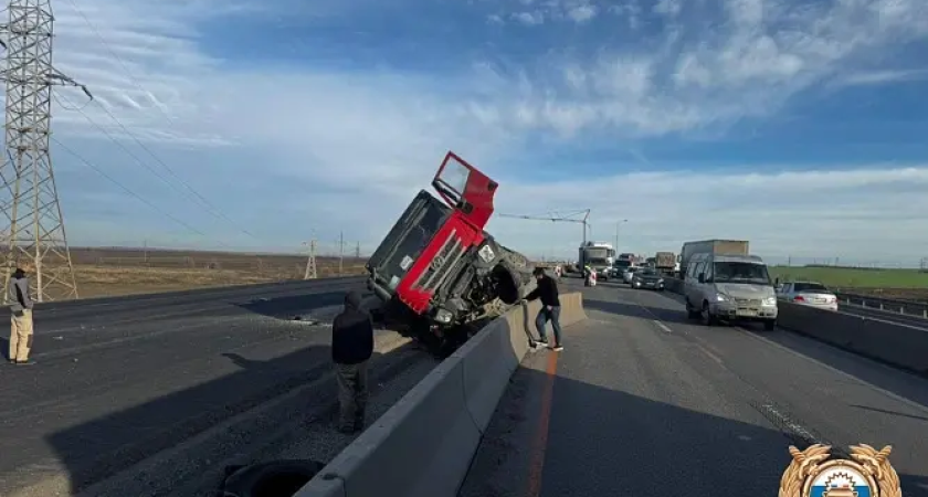 Самосвал снес ограждение и перевернулся на 991-м км М-4 «Дон»: правая полоса перекрыта