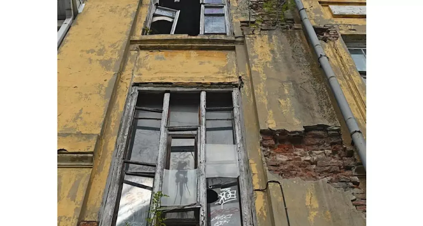 Вандалы выломали окно в доме Красса на Университетском: комитет по охране ОКН проигнорировал сигнал