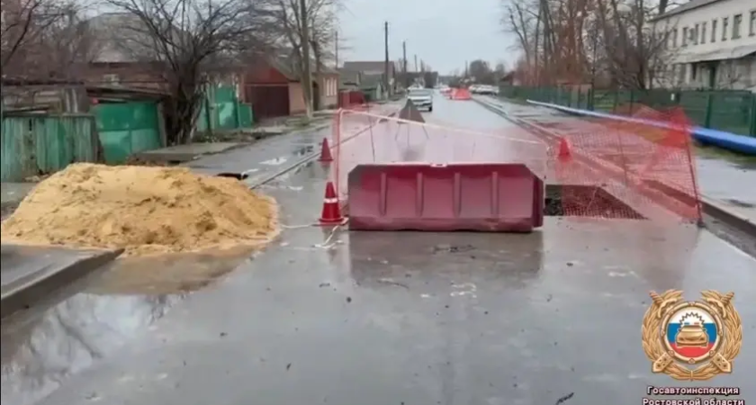 Мотоцикл с 3-летним ребенком слетел в яму с ремонтом водопровода в Кашарском районе