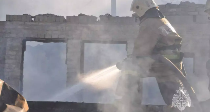 Восемь техногенных пожаров за сутки: 92 спасателя тушили возгорания в Ростовской области