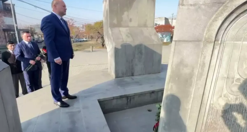 Глава Ростова в Ереване: 20 лет побратимства отметили цветами казакам-героям и новыми деревьями