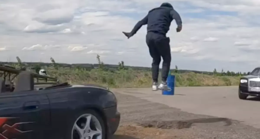 Прыжок над двумя авто: ростовский экстремал едва не погиб в яме