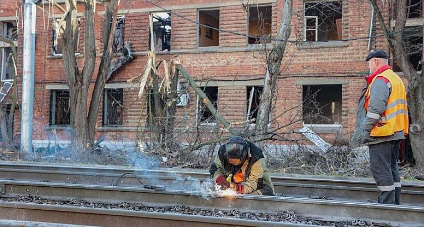 Слюсарь в Таганроге: окна затянули пленкой, но декабрь на носу — замерщиков запустят в ближайшие дни