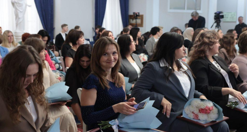 50 многодетных матерей Дона получили по 100 тысяч рублей и почётные дипломы от Слюсаря