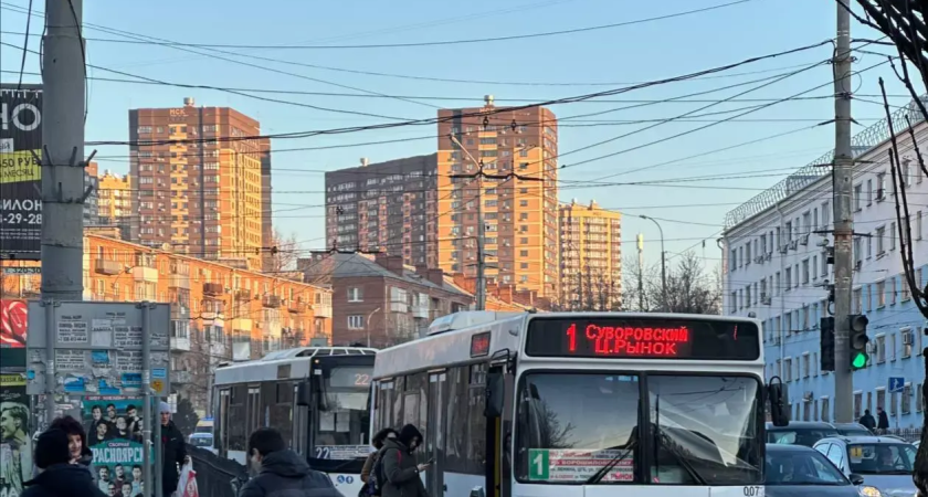 Слюсарь назвал дефицит водителей причиной очередей: на маршруты выходит только половина автобусов