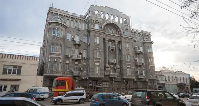 МВД получило ультиматум: до февраля 2028 года отреставрировать заброшенный доходный дом Чириковых на Будённовском
