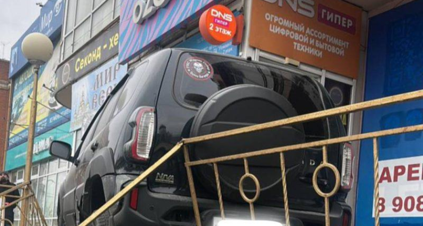 Пьяный водитель врезался в пандус магазина в Ростове утром