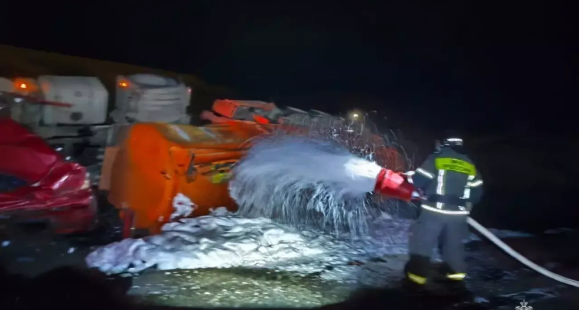 Бензовоз перевернулся в Ростовской области: 19 спасателей предотвратили возгорание