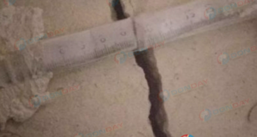 Маячки в доме на Морской порвались за неделю — стены расходятся быстрее измерителей