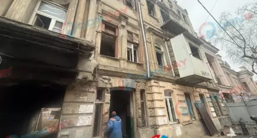 Особняк Парамоновых оградили лентой: рабочие начали оценку масштабов полного сноса