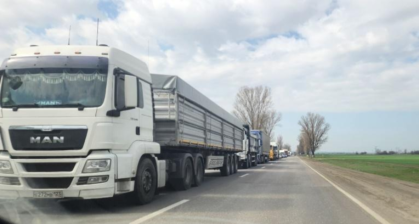 Затор на М-4 «Дон»: движение затруднено на 17 км в Ростовской области