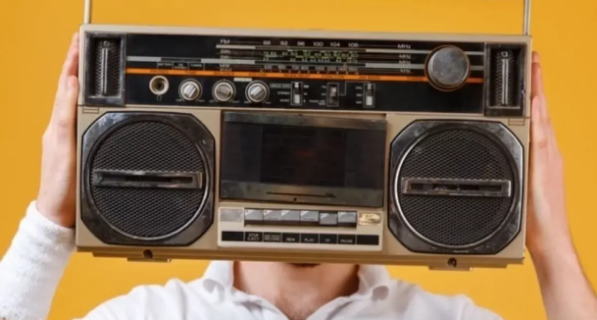 На частоте 96.1 МГц в Ростове запустилось радио «Русский Хит» с молодыми исполнителями