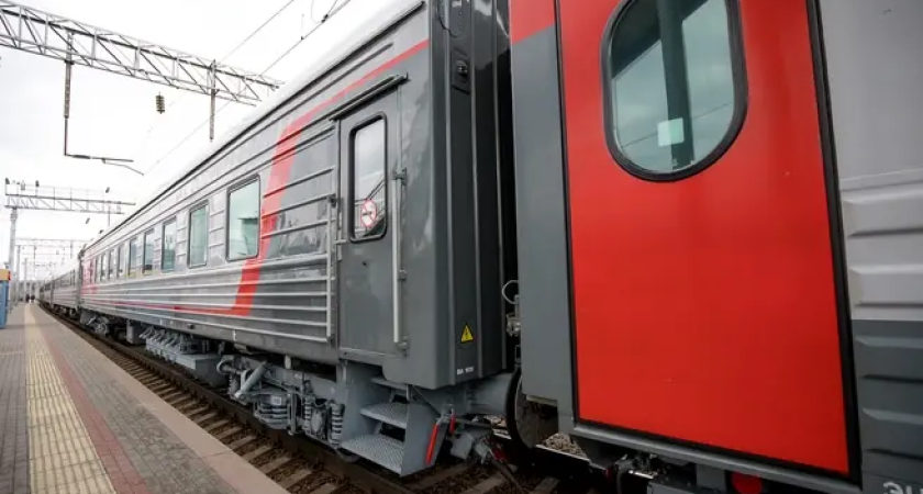 Грузовой поезд сошел с рельсов в Ростове и проехал еще километр