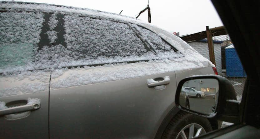 Три аварии за полчаса: снежная ловушка на трассе унесла шесть машин