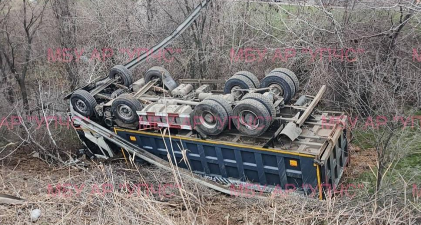 FAW вылетел в кювет на трассе М-4: водитель госпитализирован