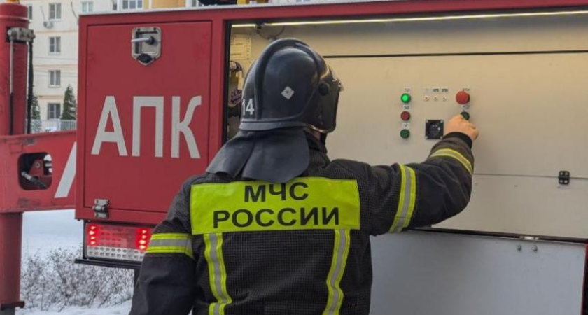 За сутки спасатели Ростова вытащили 4 человека из огня и обломков