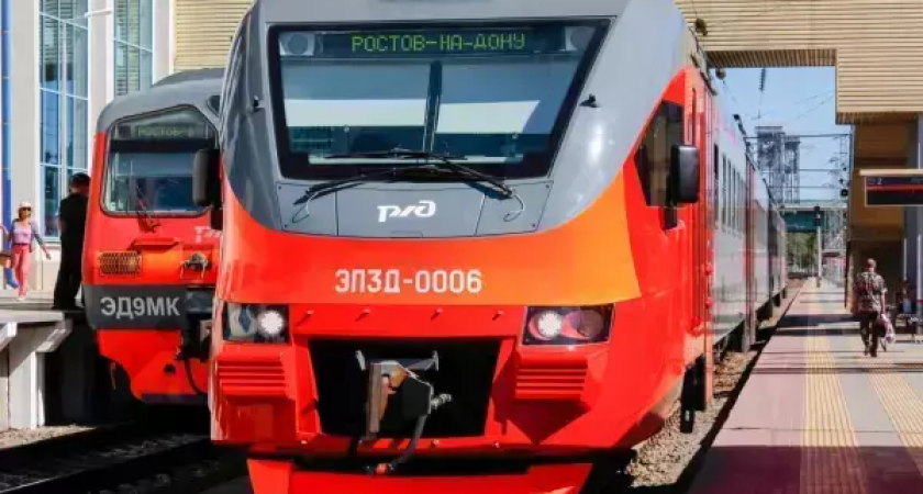 Снегопад парализовал железную дорогу: 18 поездов застряли на 10+ часов