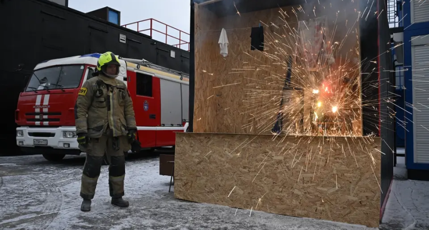 Фейерверк упал на дом в Ростовской области и сжег его за минуты