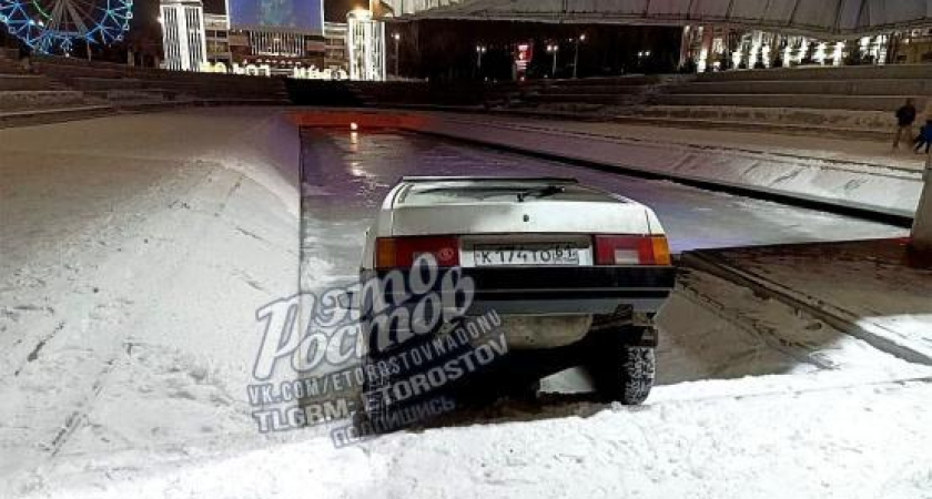 Легковушка рухнула в чашу стелы на Театральной площади Ростова