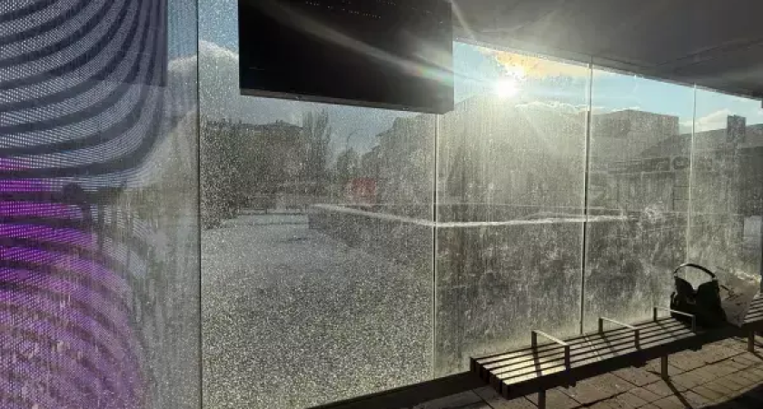 На Большой Садовой разбили умную остановку: стекло в сотнях трещин