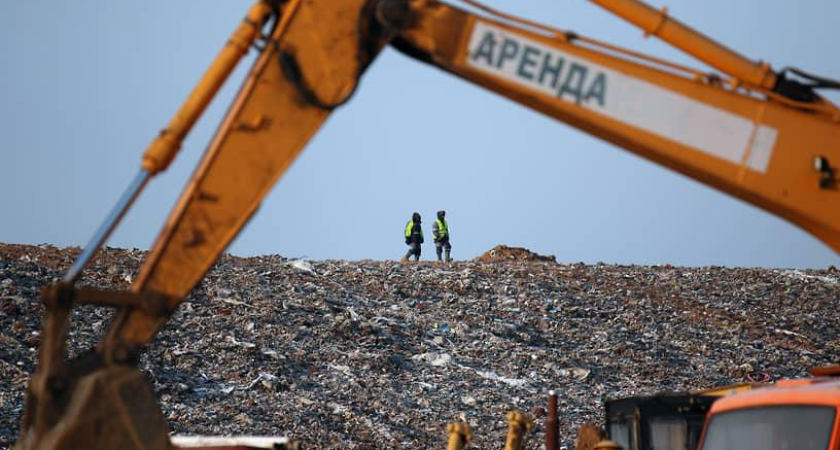 200 квадратных метров мусора тлеют в Новочеркасске: девять единиц спецтехники борются с огнем