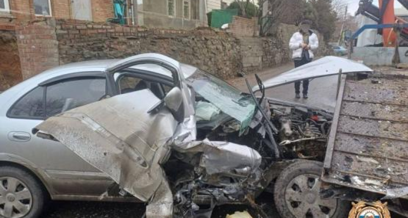 Nissan врезался в припаркованные авто и эвакуатор на Красных Зорях в Ростове