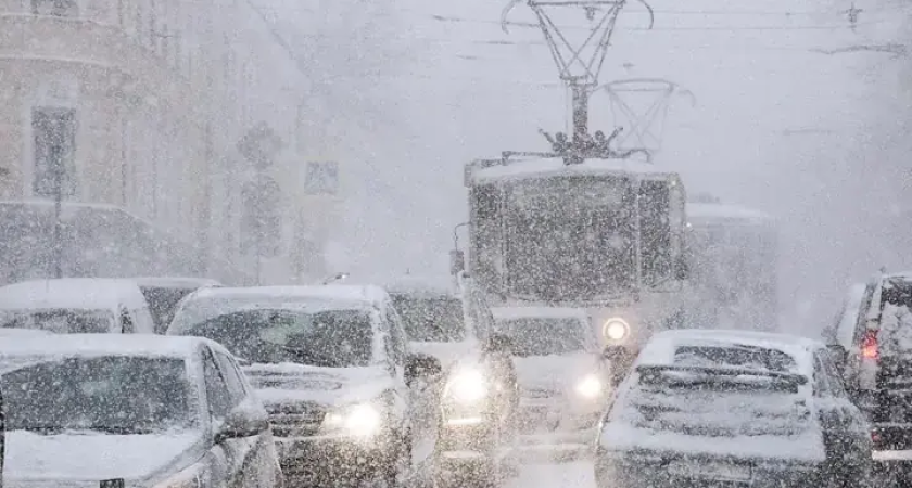 Ростовскую область разделит пополам: юг затопят ливни при +11°С, север парализует метель