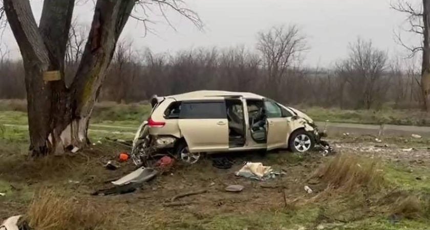 58-летняя пассажирка Toyota Sienna погибла после опрокидывания в кювет на трассе Ростов-Волгодонск
