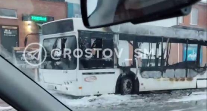 «Остался только обугленный остов»: пассажирский автобус полностью сгорел в Ростове на Особенной