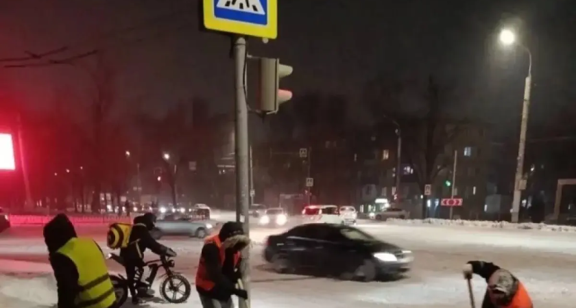 1000 тонн снега за одну ночь: В Ростове на борьбу со стихией вышли 116 единиц техники и 450 уборщиков