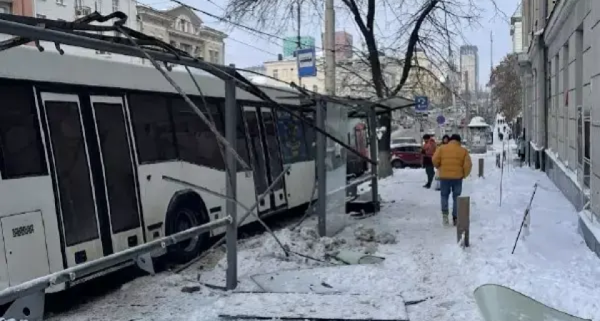 Автобус на полной скорости снес остановку на Буденновском: власти обещают срочно заменить павильон