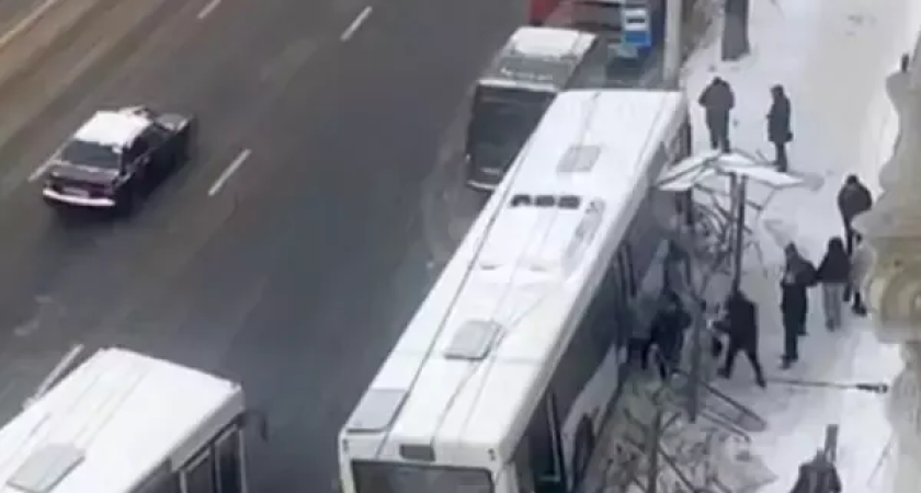 «Догонялки» водителей автобусов: остановка у Дома офицеров снесена в Ростове после опасной игры