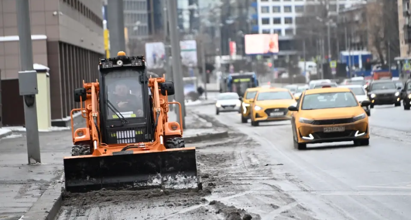 «Не рискуйте жизнью»: МЧС просит водителей Дона не выезжать на 4 дня из-за снежного коллапса и гололеда