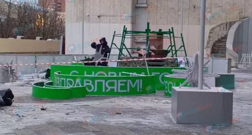 Прощай, праздник: в Ростове начали демонтаж главной новогодней ели у Дома профсоюзов