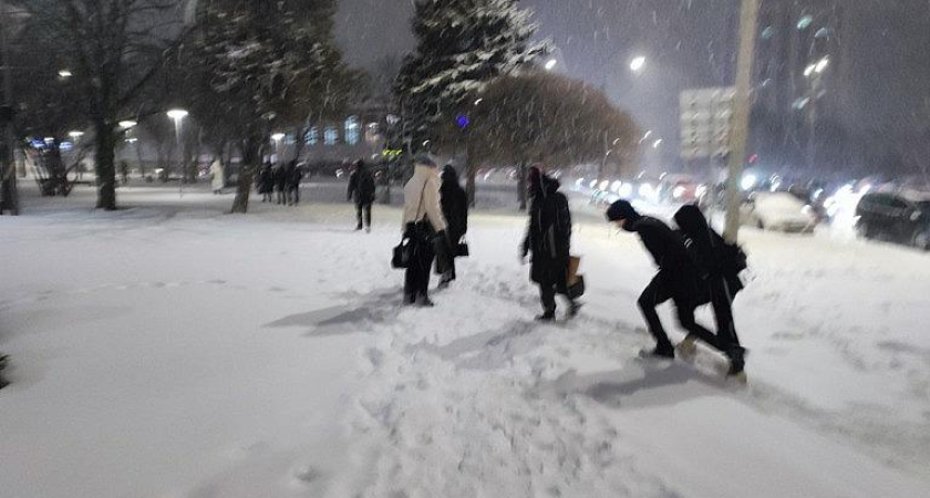 «Такого снегопада не помнят»: тысячи ростовчан преодолевали 10-балльные пробки пешком в ледяной буран