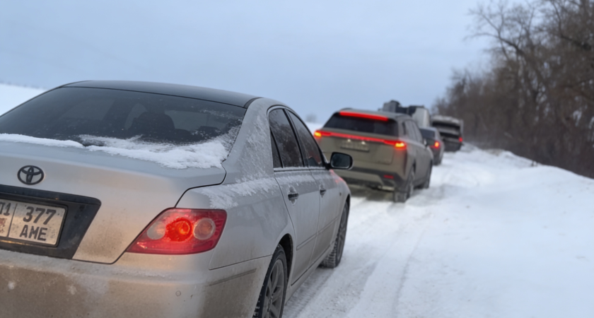 «Ураганный плен»: порывы ветра сносят фуры в сугробы на трассе Ростов-Таганрог, десятки машин застряли