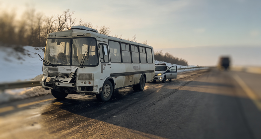Утреннее ДТП на М-4 «Дон»: водитель ПАЗа не выдержал дистанцию и врезался в тягач, двое раненых