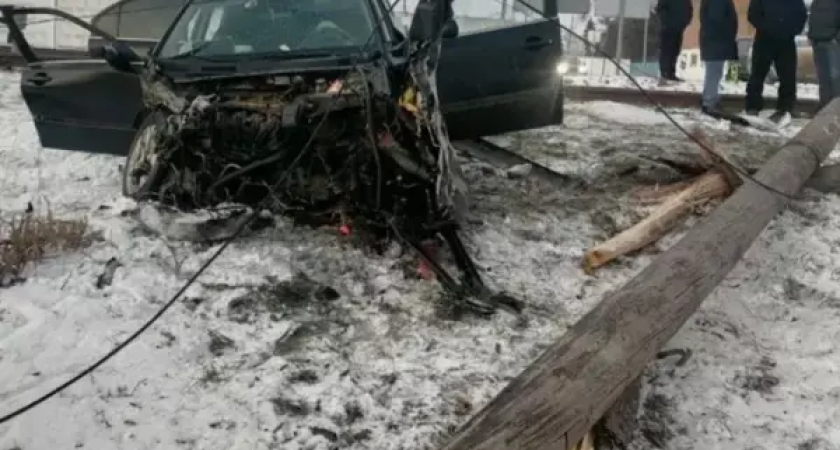 «Превратилось в груду металла»: электропоезд на полном ходу протаранил легковушку на переезде в Ростовской области