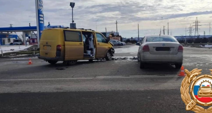 Лобовое столкновение Volkswagen: 54-летний водитель не уступил дорогу на трассе «Егорлыкская-Сальск»