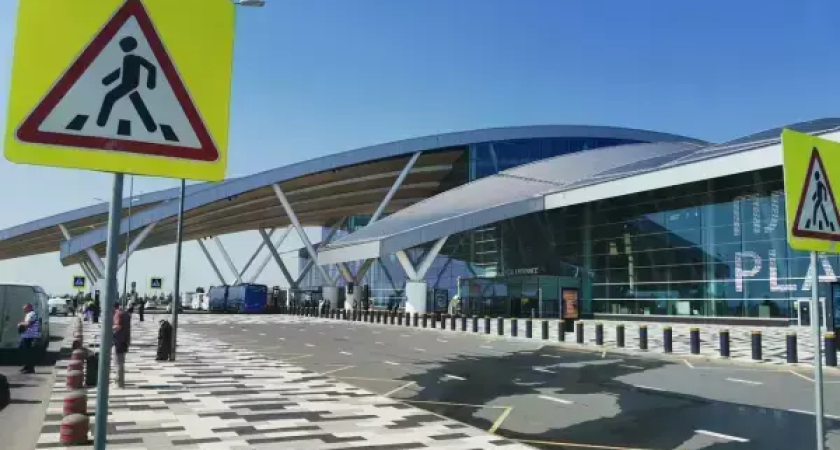 Полеты под запретом, но работа кипит: аэропорт Платов набирает персонал с зарплатой до 66 000 рублей