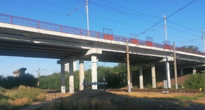 Разрушение бетона и коррозия арматуры: в Таганроге выявили опасный путепровод над путями РЖД